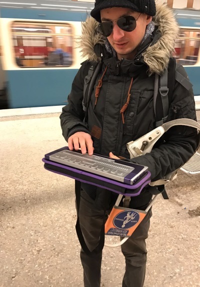 Die Braillezeile Alva BC640 im mobilen Einsatz