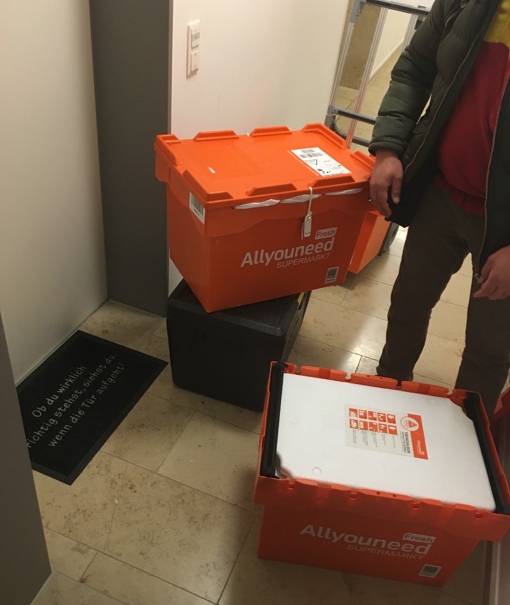 Allyouneed Fresh Lieferung kommt in stabilen Kisten bis vor die Tür