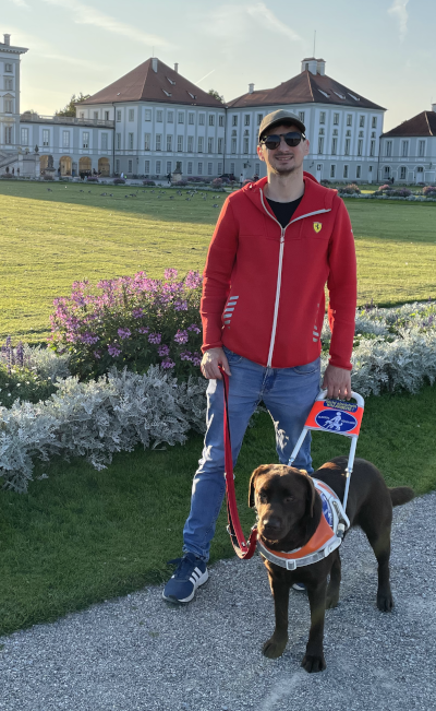 Ich mit Alma im Führgeschirr, auf Sonntagsrunde im Schlosspark Nymphenburg