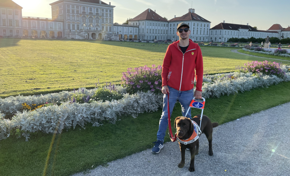 Ich mit Alma im Führgeschirr, auf Sonntagsrunde im Schlosspark Nymphenburg