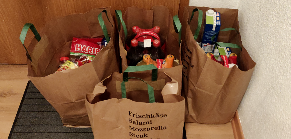Die Amazon Fresh Lieferung in der Wohnung, vier Papiertüten voll mit meiner Ware