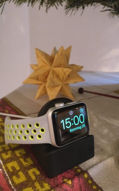 Meine Apple Watch in Ladestation unterm Weihnachtsbaum