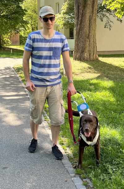 Alma und ich in Erprobung des Y-Blindenführhundgeschirr