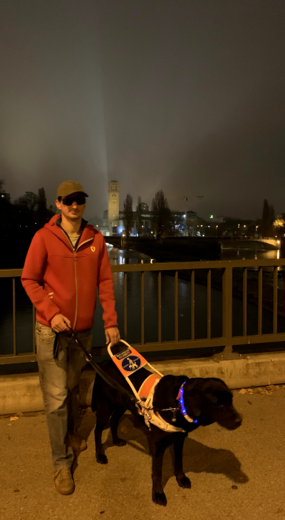 Ich in Ferrari-Rot und Denny mit blauem Leuchtband bei Nacht