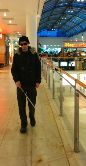 Ich mit Blindenstock auf Shoppingtour