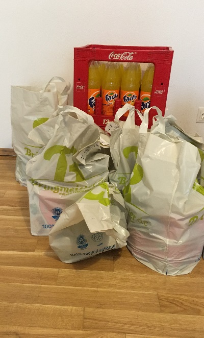 Die Bringmeister Lieferung noch in Tüten verpackt im Wohnzimmer stehend