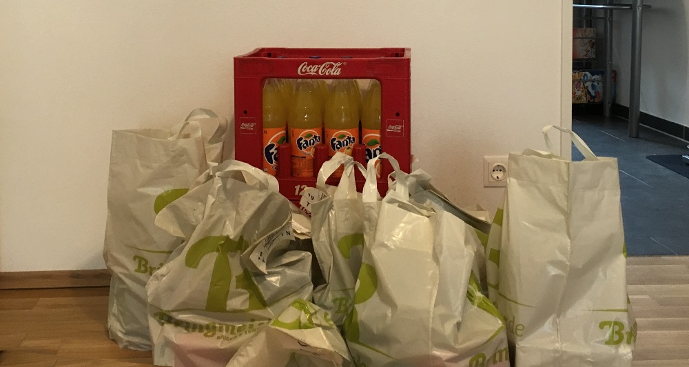 Die Bringmeister Lieferung noch in Tüten verpackt im Wohnzimmer stehend