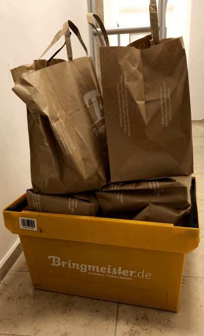 Die Lieferung von Bringmeister Edeka. Der Einkauf wird in einer Kiste geliefert und in Recycling-Papier-Taschen übergeben.