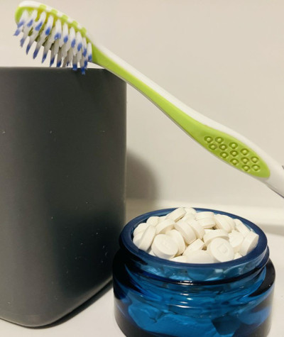 Denttabs und meine Zahnbürste bereit für Zähneputzen