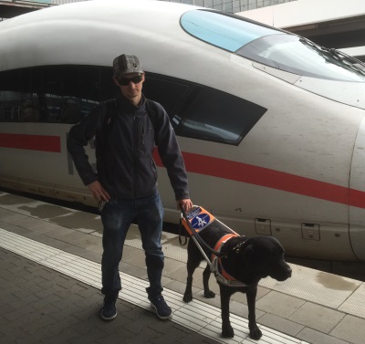 Denny und ich am Bahnhof