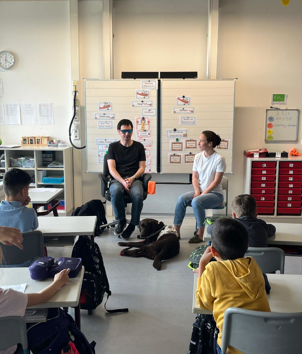 Ich beantworte bei einem Schulbesuch vor einer 3. Klasse viele spannende Fragen