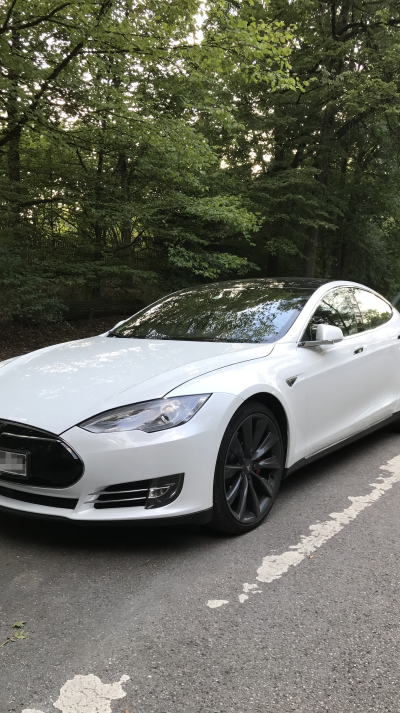 Ein weißes Elektroauto, als solches nicht zu erkennen aber fast nicht hörbar auf der Straße