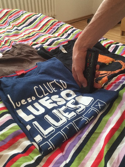 Farberkennung im Einsatz, auf der Suche nach dem blauen T-Shirt