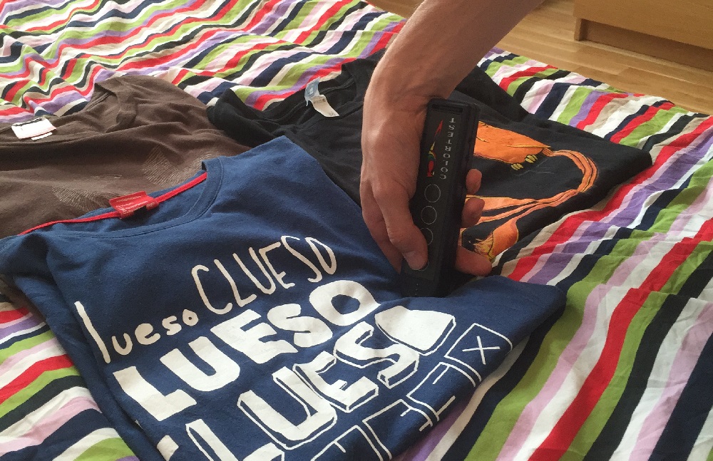 Farberkennung im Einsatz, auf der Suche nach dem blauen T-Shirt