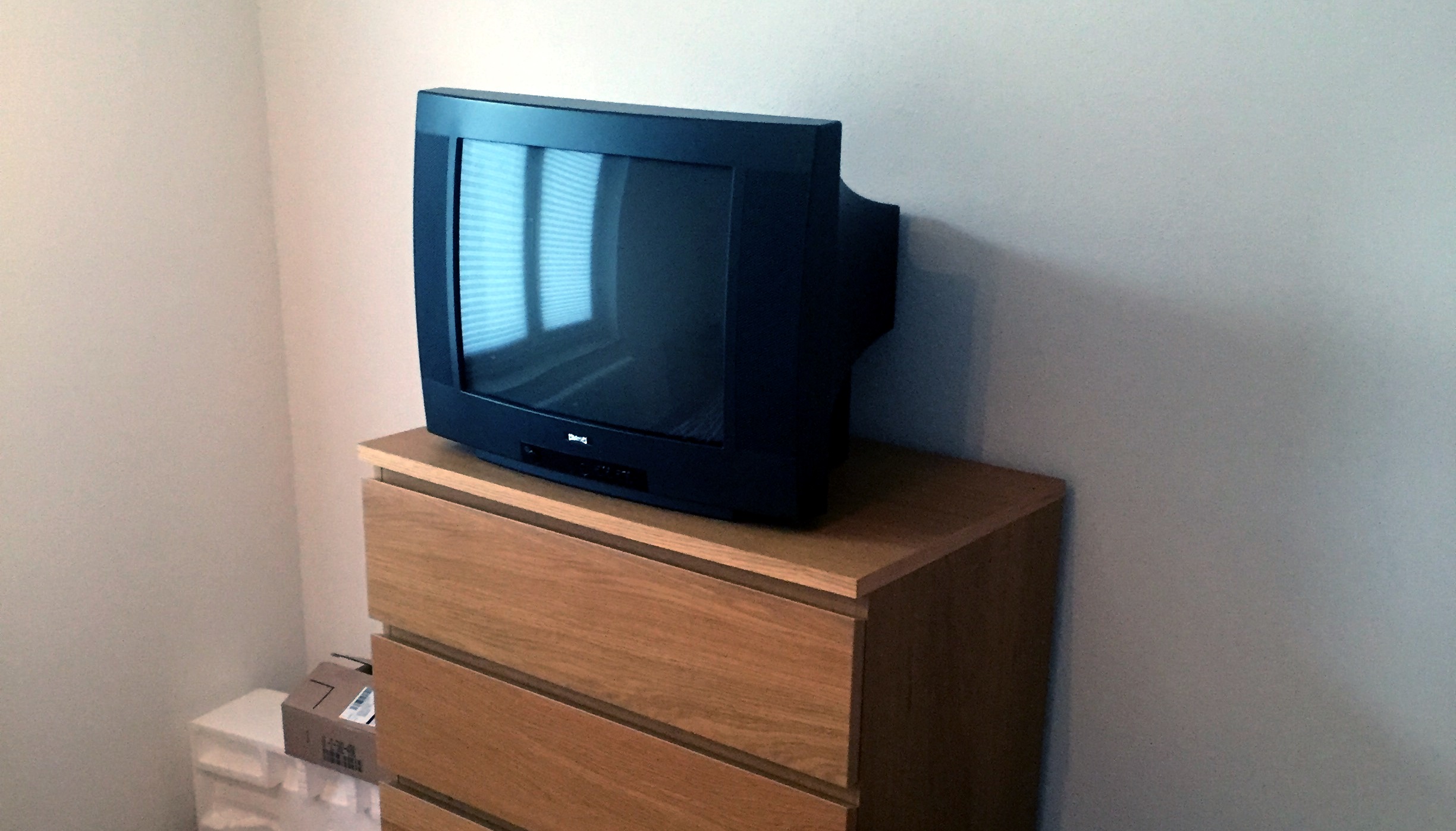 Eine alte Röhre, welche längst einem moderneren Smart TV weichen musste.