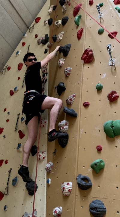 Ich voll ausgestattet an der Kletterwand