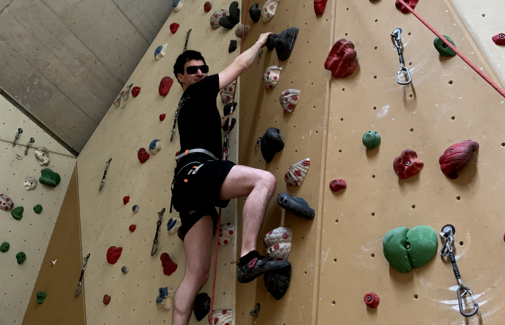 Ich voll ausgestattet an der Kletterwand