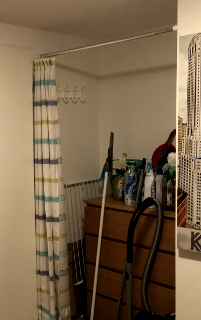 Meine Reiningungsmittel geordnet und sicher verstaut in einem Schrank in der Flurniesche