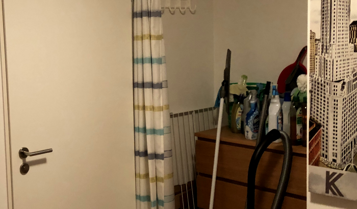 Meine Reiningungsmittel geordnet und sicher verstaut in einem Schrank in der Flurniesche