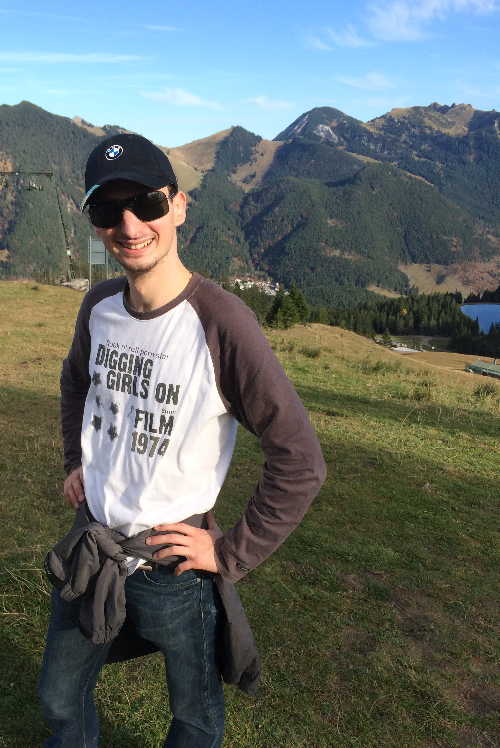 Portraitaufnahme vor Bergpanorama, die Brille sitzt