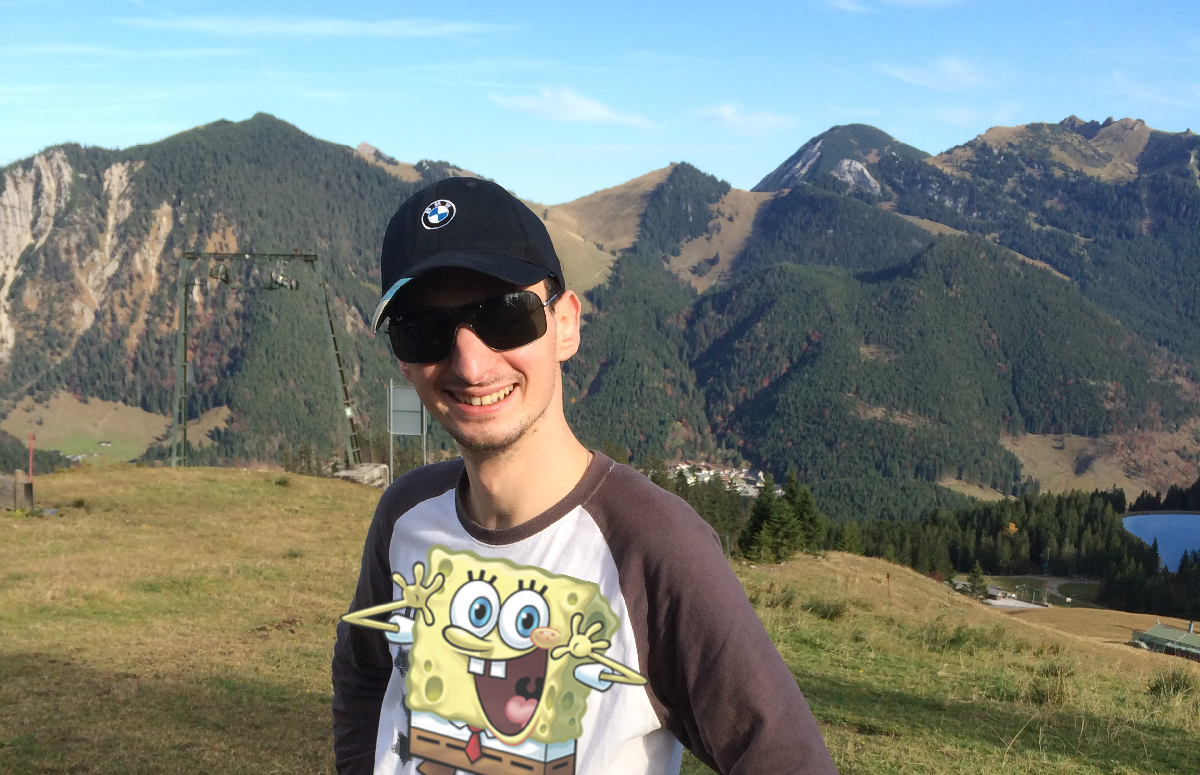Portraitaufnahme vor Bergpanorama, die Brille sitzt