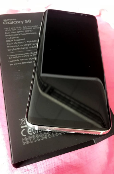 Das Samsung Galaxy S8 frisch nach dem Auspacken neben der Verpackung mit den technischen Daten