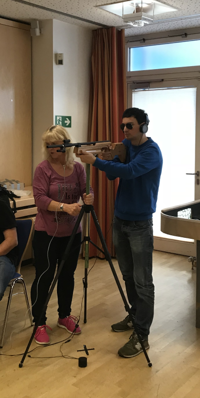 Ich am speziellen Gewehr für Blindenschießen, mit Optronix und Kopfhörern