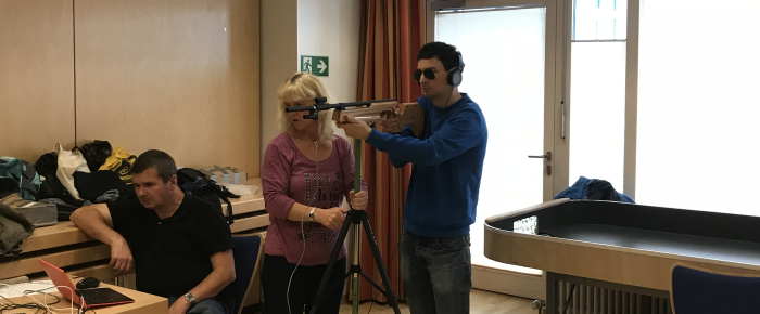 Ich am speziellen Gewehr für Blindenschießen, mit Optronix und Kopfhörern