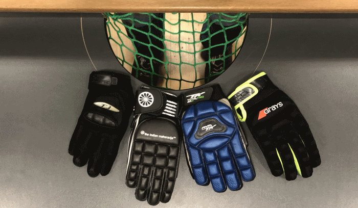 Die vier Feldhockey Showdown Handschuhe nebeneinander
