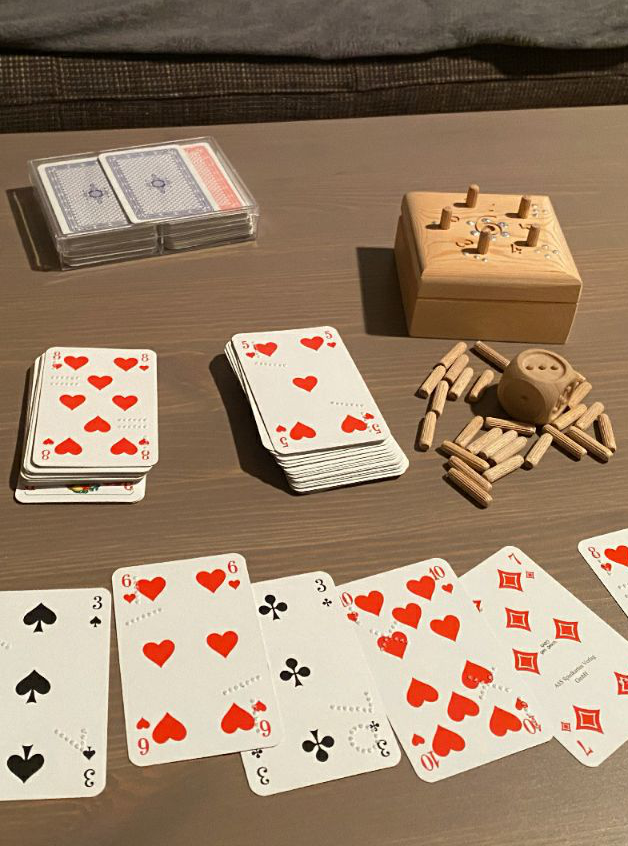 Nur eine kleine Sammlung meiner Spiele. Ein paar Karten, ein spezieller Würfel und das Avanti Spiel