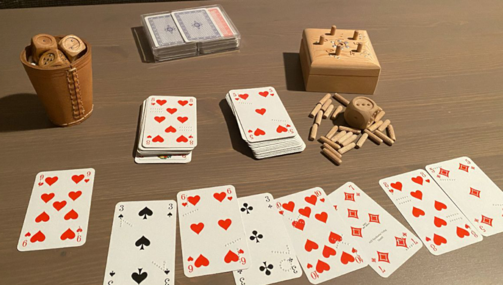 Nur ein kleine Sammlung meiner Spiele. Ein paar Karten, ein spezieller Würfel und das Avanti Spiel