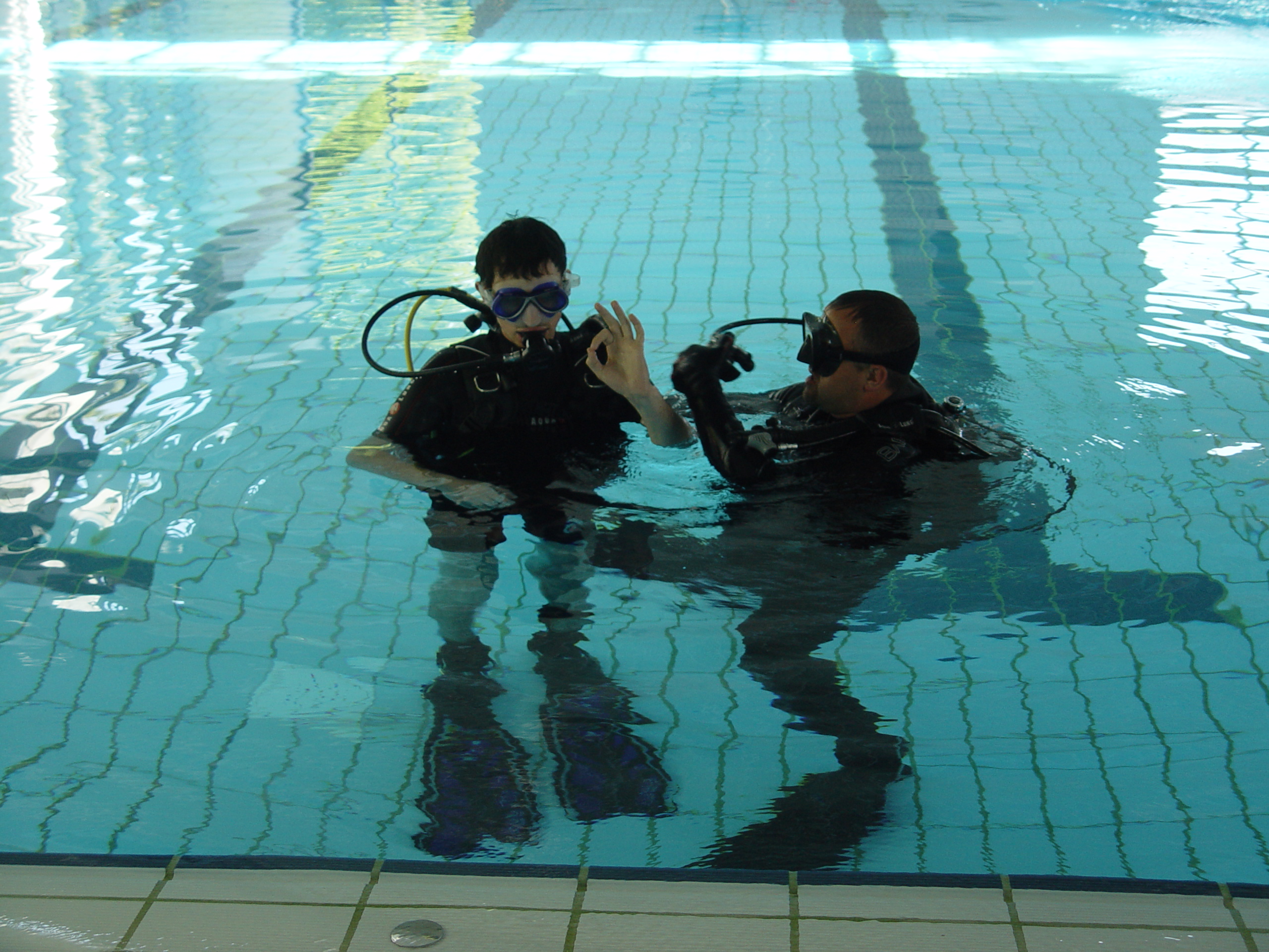 Peter und ich vor dem Tauchen im Becken