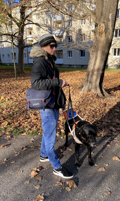 Mit Denny auf einem Herbstspaziergang, die neue Tasche mit den üblichen Kleinigkeiten dabei.