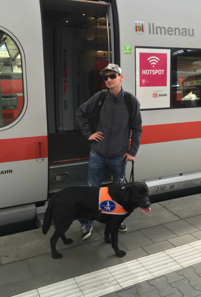 Ich mit meinem Blindenführhund Denny vor dem ICE Zug "Ilmenau"