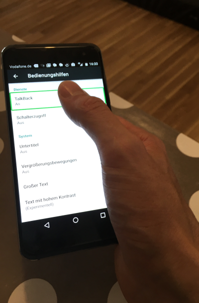Das Vodafone Smart Platinum 7 beim Einschalten von TalkBack