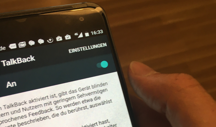 Das Vodafone Smart Platinum 7 beim Einschalten von TalkBack