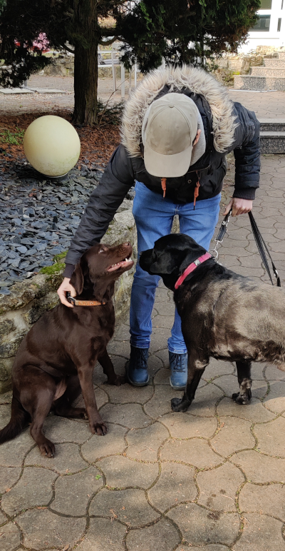 Alma und Denny beim ersten Kennenlernen