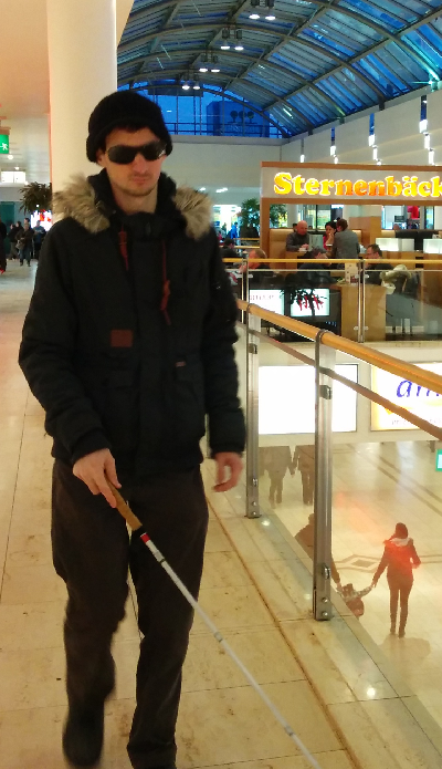 Ich mit Blindenstock im Einkaufszentrum