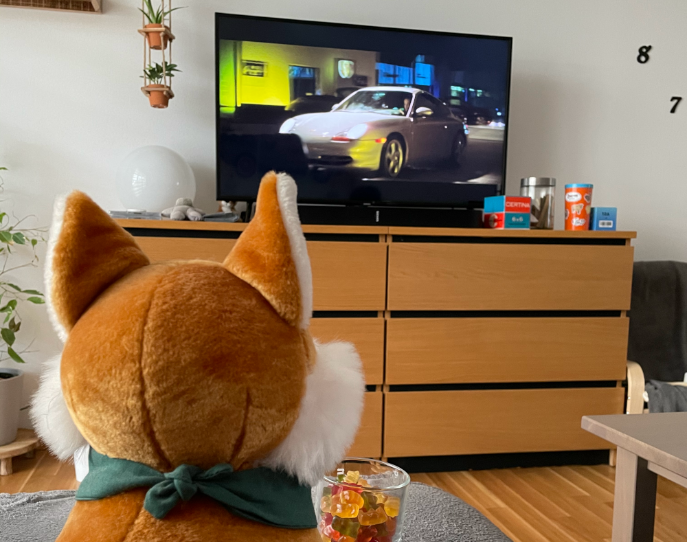 Der Kuscheltier Blindfuchs beim Fernseh schaun