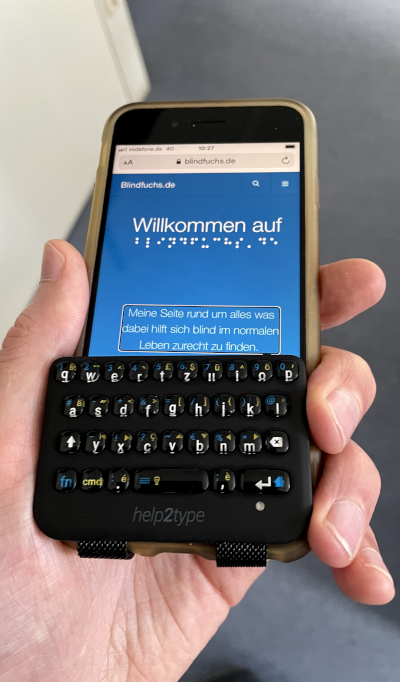 Die help2type passt perfekt auf mein iPhone. Im unteren Bereich sind die Bänder zum sicheren Wegklappen zu sehen