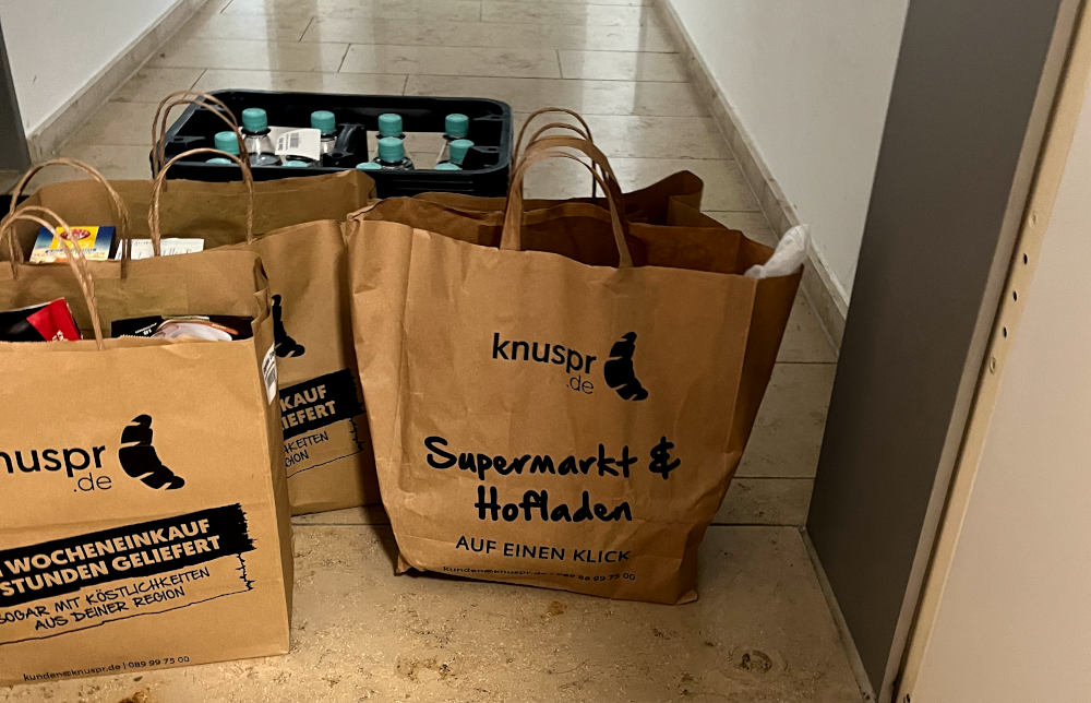 Mein Knuspr Einkauf steht in der Tür