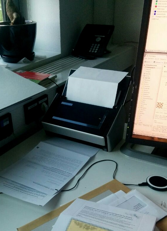 Mein Schreibtisch mit Dokumentenscanner. Wenig Arbeit alle zwei Wochen auf dem Weg zum papierlosen Büro.