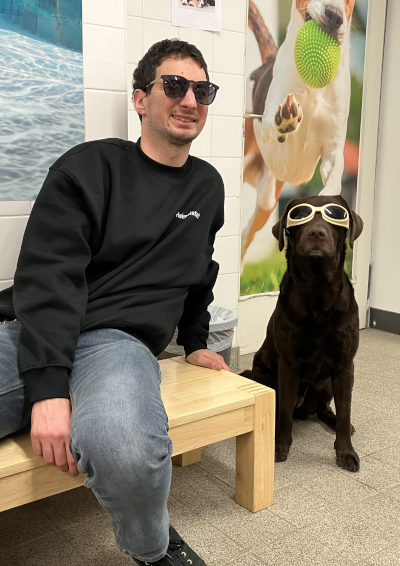 Alma mit ihrer Schutzbrille für die Lasertherapie