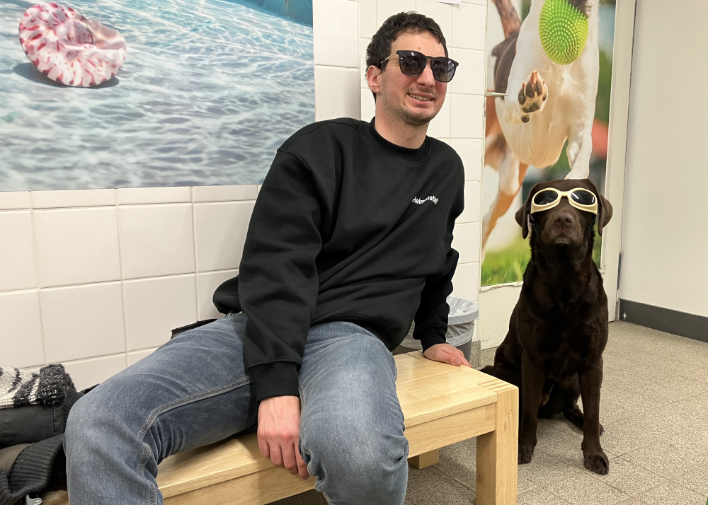 Alma mit ihrer Schutzbrille für die Lasertherapie