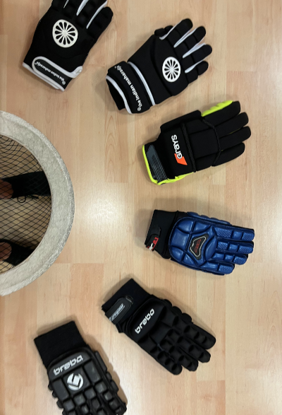 Die sechs Rechtshand Showdown Schutzhandschuhe auf der Showdown Platte