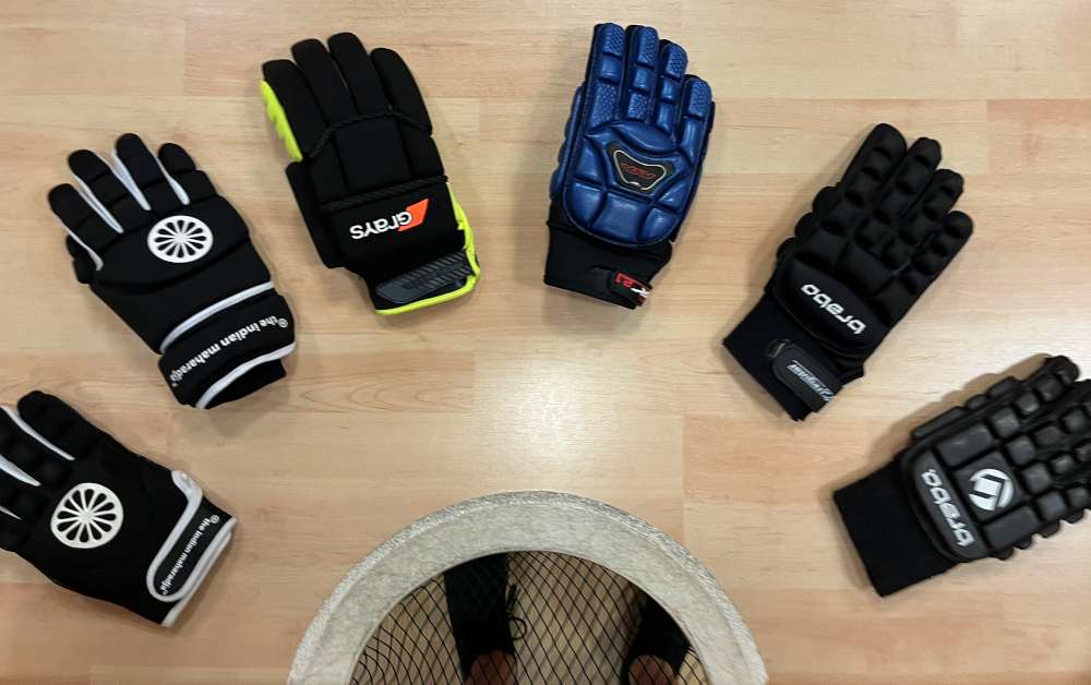 Die sechs Rechtshand Showdown Schutzhandschuhe auf der Showdown Platte