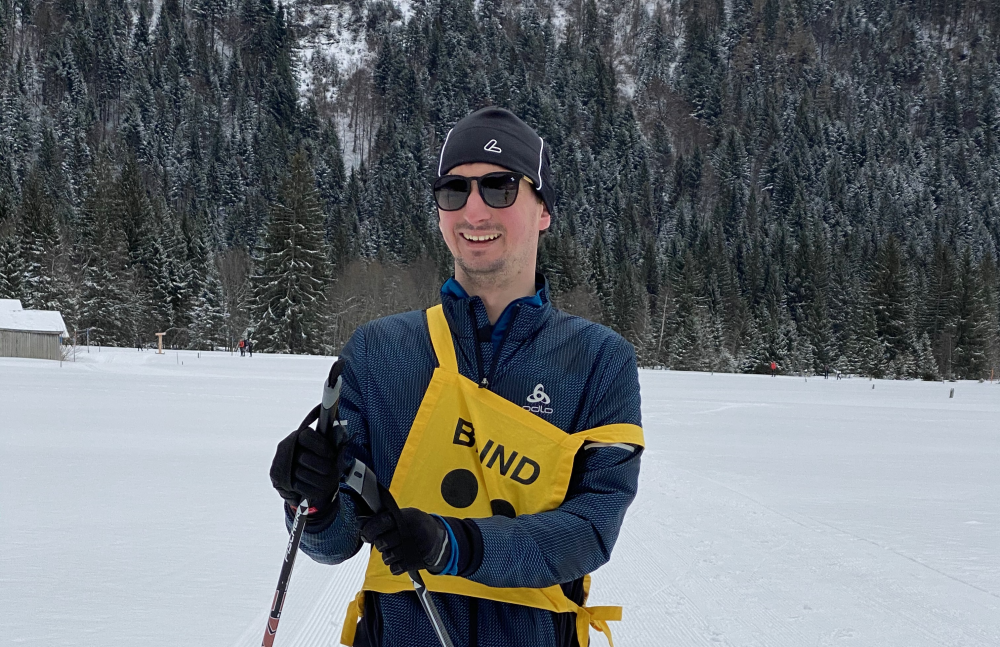 Ich mit Skiausrüstung und gelber Hinweisweste in der Loipe